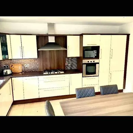 Дом отдыха Shangri - La Spacious Family Townhouse Килларни